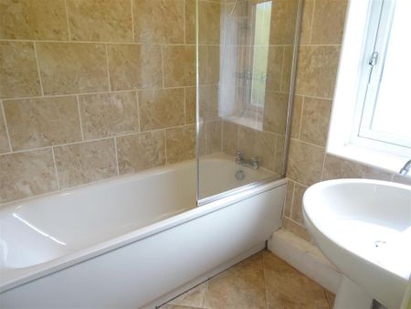 3 bedroom semi-detached house to rent - Photo 4