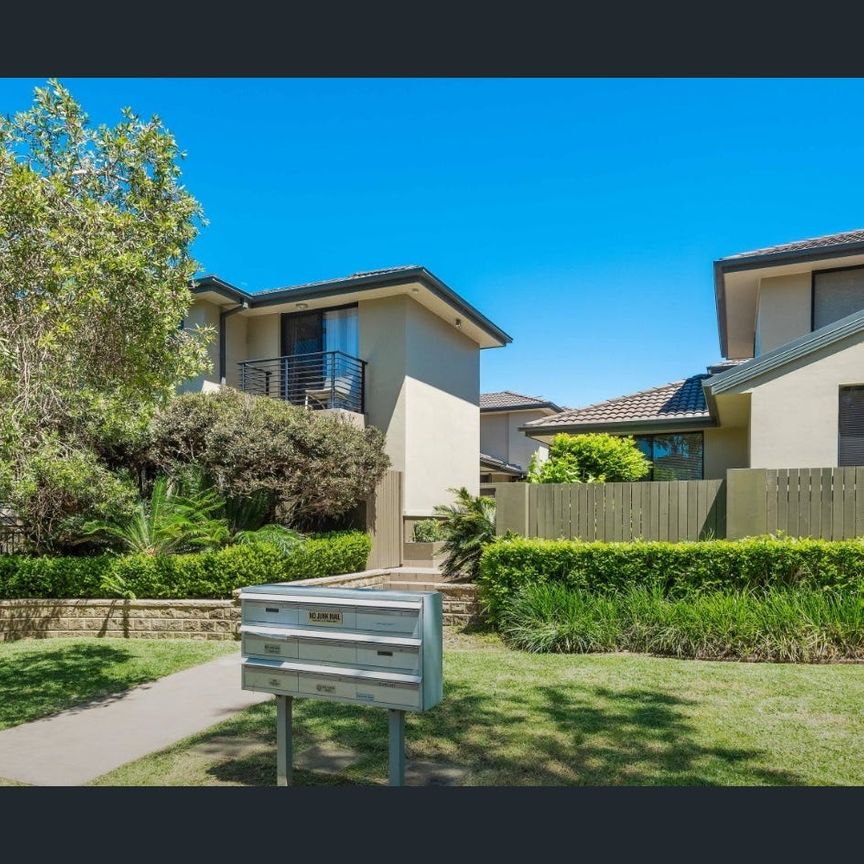Spacious townhouse with oversized courtyard - Photo 1