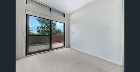 Spacious & Bright Apartment - Photo 2