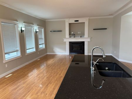 Come View this Beautiful Home in Johnstone Park! - Photo 4