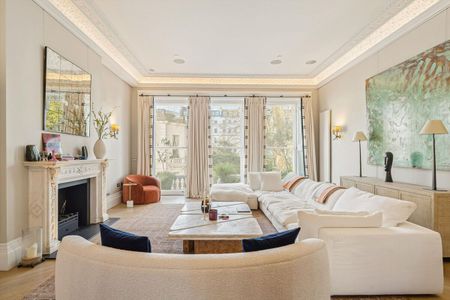 A first-floor lateral three bedroom apartment with two balconies in SW7. - Photo 4