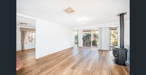 Solar-powered energy-efficient home! - Photo 1