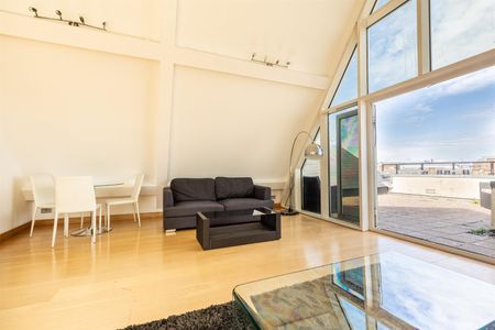 2 bed penthouse to rent in Grainger Street, City Centre, NE1 - Photo 2