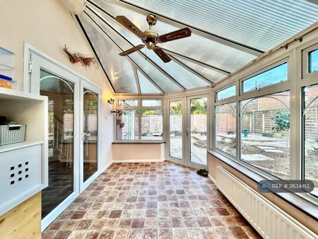 3 bedroom detached house to rent - Photo 3