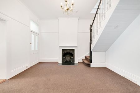 Refurbished Elegant Victorian home in coveted Alexandria cul-de-sac - Photo 2