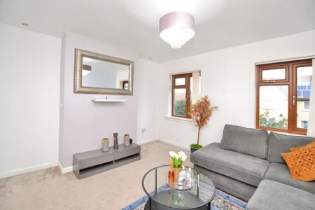 3 bedroom flat to rent - Photo 4