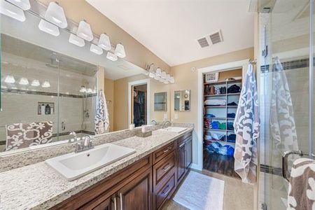 Spacious Top-Floor Unit with Solarium - Photo 3