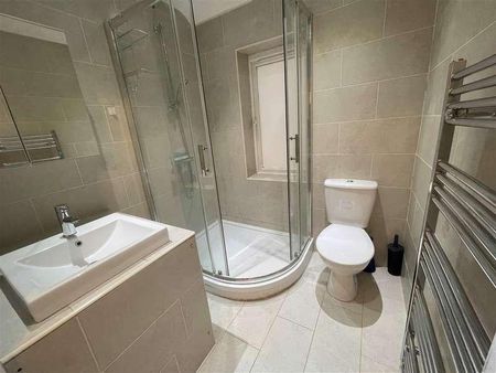 Bedroom House With Garden And Own Driveway - Edgware, HA8 - Photo 4