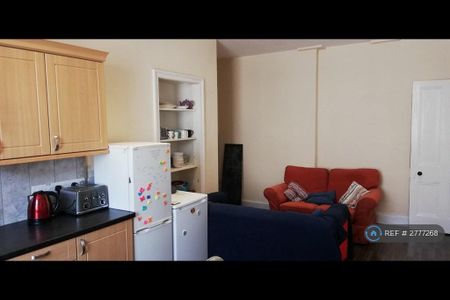 4 bedroom flat to rent - Photo 2