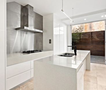 TERRACE LIVING IN HARBOURSIDE LOCALE - Photo 1