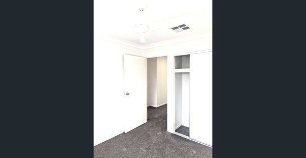 4 BEDROOM- 2 BATHROOM TOWNHOUSE WITH DUCTED AIR-CONDITIONING - LARGER INTERNAL - LARGER GARAGE - LARGER YARD - Photo 1