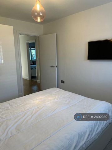 1 bedroom in a flat share to rent - Photo 2