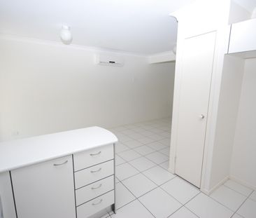 Terrific townhouse ready for new tenants! - Photo 6