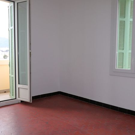 À LOUER - Appartement T4 sans ascenseur place Vincetti avec Vue Mer à Bastia - Photo 3
