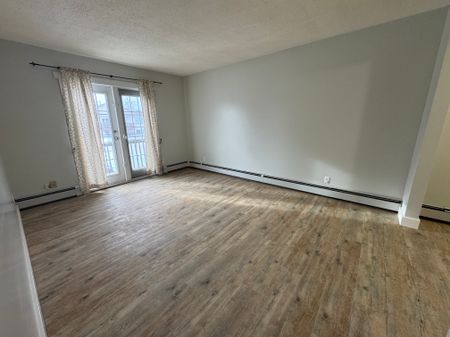 Fantastic Upper Level 2 bedroom suite in Sylvan Lake!! - Photo 2