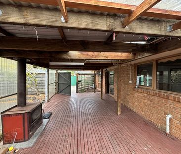 Spacious Family Home in Prime Court Location – Walk to Train, Schoo... - Photo 3