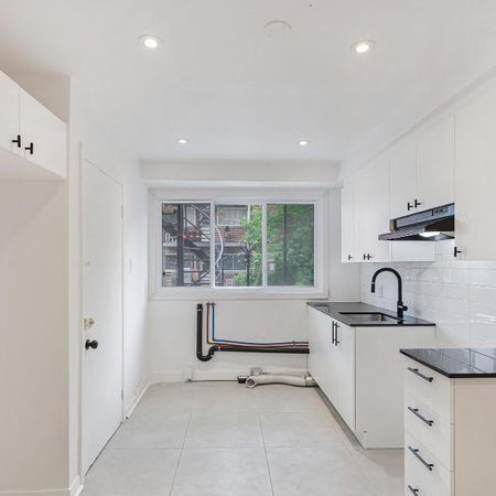 LUMINEUX 4 1/2 RÉNOVÉ AVEC AIR CLIMATISÉ ET STATIONNEMENT ($) - Photo 3