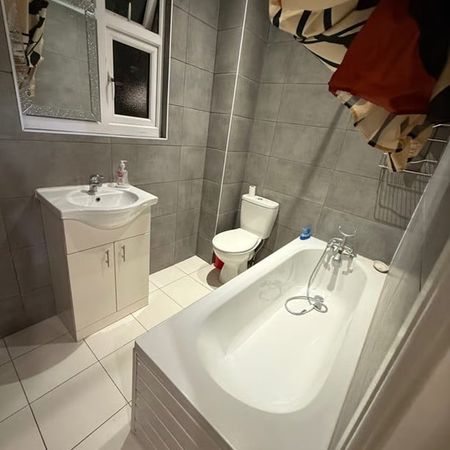 Room in a Shared House, Grange Road, IG1 - Photo 3