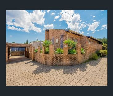 Spacious Villa in Prime Location - Photo 1