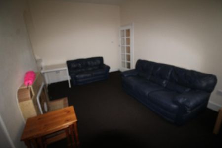 3 bedroom flat to rent - Photo 4
