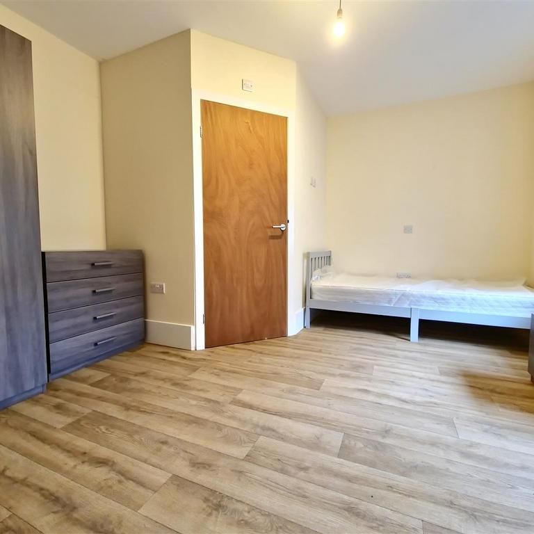 1 bedroom in a house share to rent - Photo 1