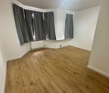 3 Bed Flat, Leopold Road, NW10 - Photo 4