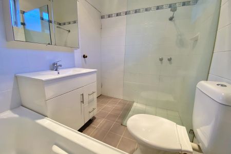 Spacious Two Bedroom Apartment - Photo 4