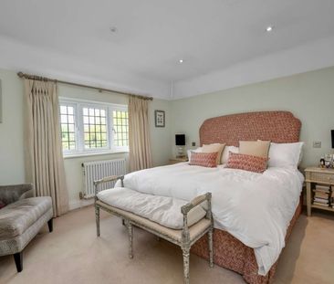 An extremely well presented gated country house, in an idyllic spot... - Photo 6