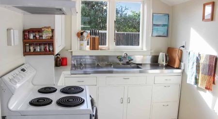 One Bedroom In Sydenham - Photo 2