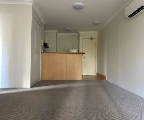 SECURE BROADBEACH, 1 BEDROOM UNIT MINUTES TO THE BEACH - Photo 1