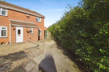 2 bedroom semi-detached house to rent - Photo 5