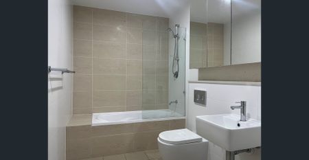 Modern Apartment in Prime Location, Offering Low-Maintenance Lifestyle - Photo 3