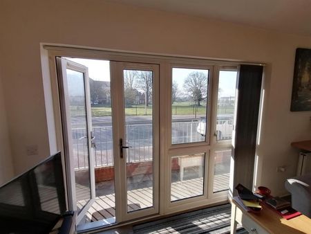 2 bedroom Flat To Let - Photo 2