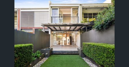 Architectural Designer Residence Amidst Private Manicured Grounds - Photo 4