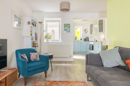 2 Bed Terraced House, Rochester Street, BN2 - Photo 2