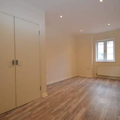 2 bedroom property to rent in Addlestone - Photo 1