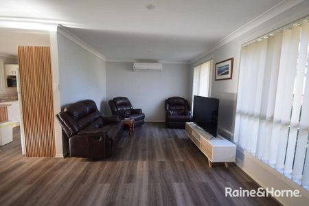 FAMILY HOME WITH SPACIOUS YARD - Photo 4
