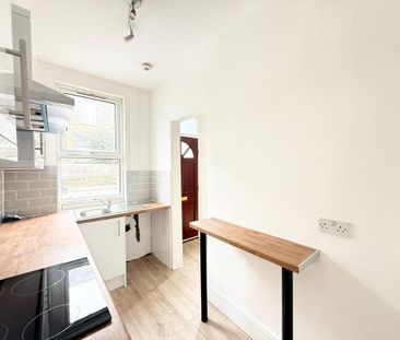 2 bedroom end of terrace house to rent - Photo 3