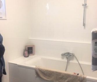 Moderne, Top Gepflegte 2 Zimmer Wohnung mit Terrasse und Garten in ... - Photo 4