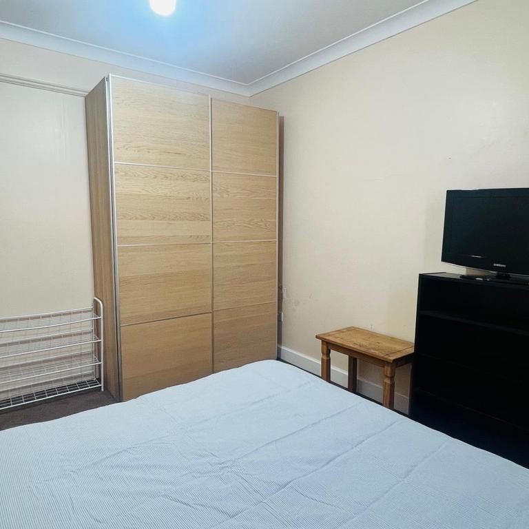 1 bedroom in a house share to rent - Photo 1