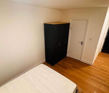 8 bedroom semi-detached house to rent - Photo 2