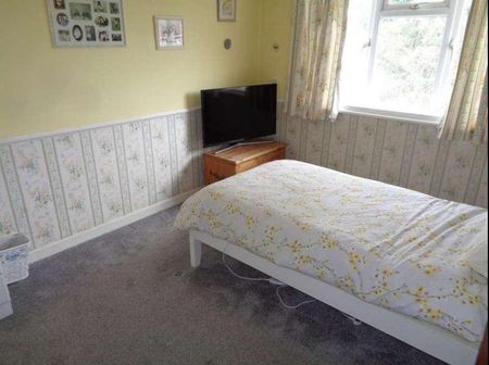 Stanwell Gardens, Stanwell, Staines-upon-thames, Surrey, TW19 - Photo 5