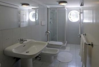 Center-Popolo: Excellently restored 1 bedroom, living, bath, terrace with views. Sleeps 4. Ref 848