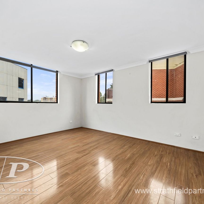 Penthouse Style Large 3-Bedroom Apartment - Photo 1