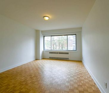 3555 Cote-des-Neiges Road, Montréal, QC - Photo 3