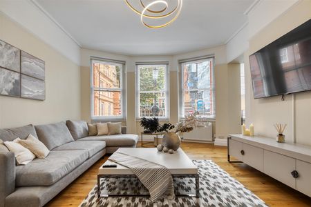 4 bed flat to rent in Kensington Court, London, W8 5 - Photo 4