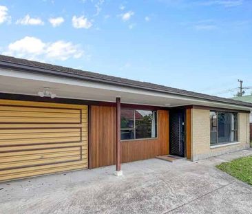 Spacious 2 bedroom home with renovated kitchen and bathroom! - Photo 3