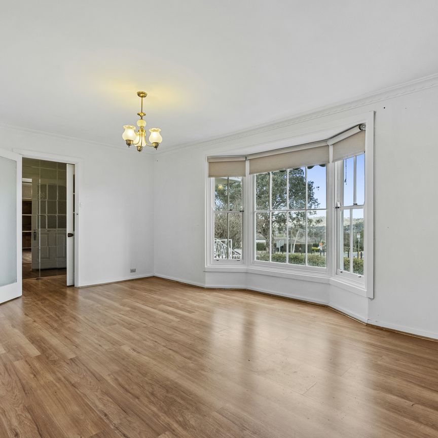 Stylish, comfortable, and perfectly positioned for easy living - Photo 1