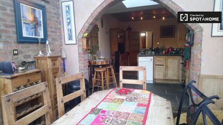 Double Bedroom for rent in 4-Bedroom House in Clontarf - Photo 5