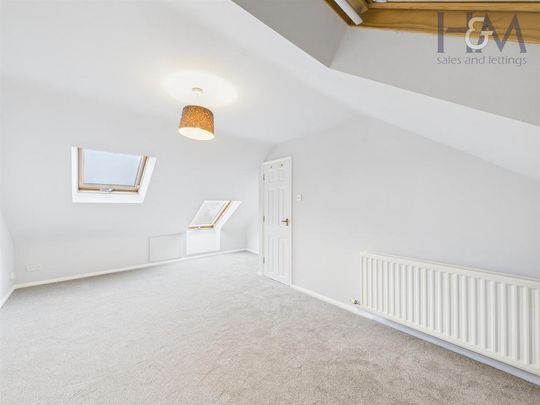 4 bedroom end of terrace house to rent - Photo 1